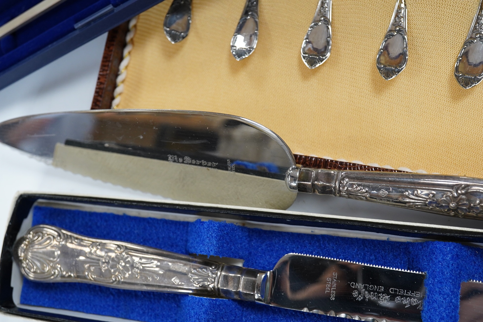 Sundry silver including a silver handled cake slice and similar bread knife, a cased set of six Italian 800 standard coffee spoons, a modern silver mounted desk calendar and an unusual 925 long olive spoon? with removabl